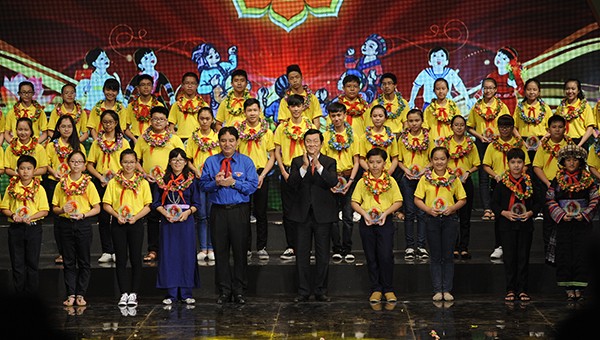 Chủ tịch nước Trương Tấn Sang và Bí thư Thứ nhất T.Ư Đoàn Nguyễn Đắc Vinh chụp ảnh cùng với 63 đại biểu Cháu ngoan Bác Hồ tiêu biểu toàn quốc