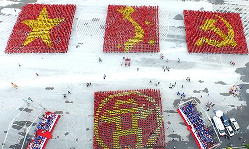 12.000 bạn trẻ tham dự chương trình đã tạo thành khối hình Tổ quốc, cờ Tổ quốc, cờ Đảng và biểu tượng Hà Nội.