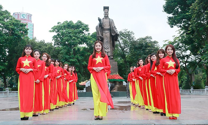 Nữ sinh Hà thành duyên dáng với áo dài cờ đỏ sao vàng