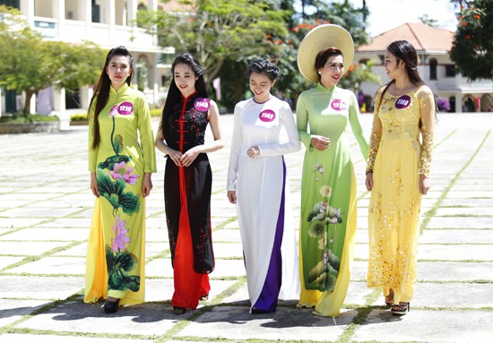 Vòng bán kết khu vực Nữ sinh viên Việt Nam duyên dáng 2015 có 93 thí sinh khoe sắc đua tài