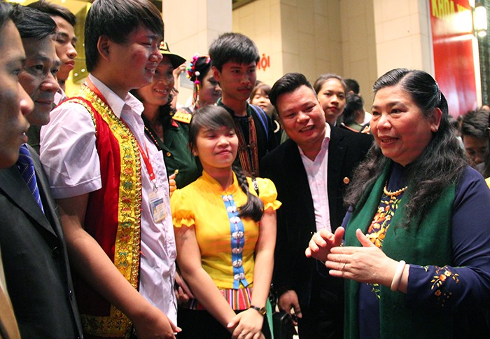 Phó Chủ tịch Quốc hội Tòng Thị Phóng gặp các học sinh, sinh viên dân tộc thiểu số học giỏi 2015 