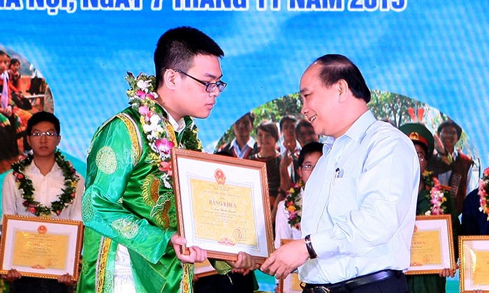 Phó Thủ tướng Nguyễn Xuân Phúc trao bằng khen cho Lâm Phước Nguyên (dân tộc Hoa) - học sinh đạt giải Nhất Quốc gia 