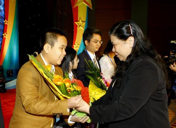 Phó Chủ tịch Quốc hội Tòng Thị Phóng tặng hoa đại diện Tài năng trẻ Đỗ Nhật Nam