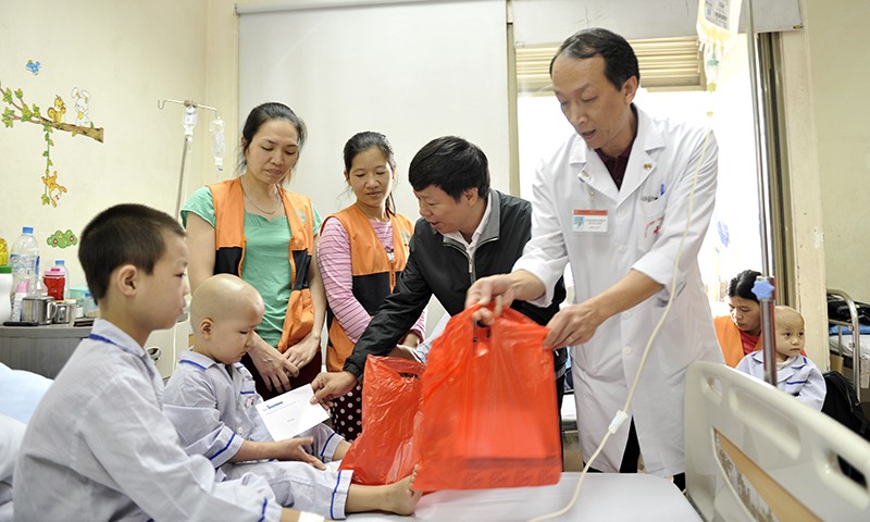 Phó Tổng Biên tập báo Tiền Phong Trần Thanh Lâm và Phó Viện Trưởng Viện huyết học – Truyền máu T.Ư, Bạch Quốc Khánh tặng quà cho các bệnh nhi đang điều trị tại Viện.