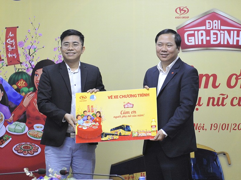 Anh Nguyễn Phi Long, Bí thư T.Ư Đoàn, Chủ tịch Hội LHTN Việt Nam (bên phải) nhận vé tượng trưng từ Tập đoàn Kido.