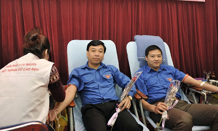 Anh Nguyễn Văn Mạnh - Bí thư Tỉnh Đoàn Vĩnh Phúc hiến máu tại chương trình