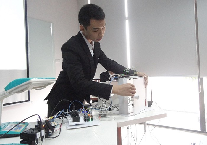Trưởng nhóm đồ án Dương Hồng Hưng trình bày phần demo sản phẩm Noctopus