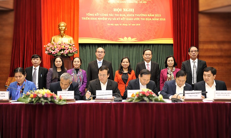 Đại diện 6 tổ chức trong Khối Thi đua Mặt trận Tổ quốc Việt Nam đã ký giao ước thi đua 2016
