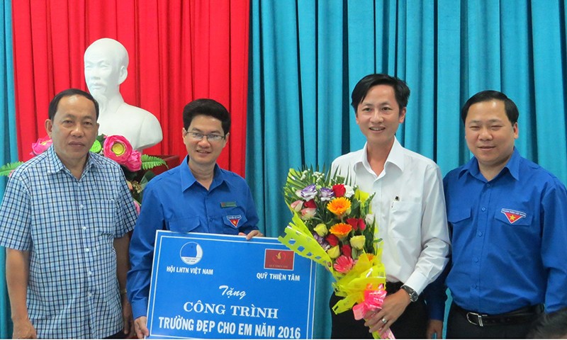 T.Ư Hội LHTN Việt Nam và đại diện nhà tài trợ Quỹ Thiện Tâm đã trao tặng Công trình trường đẹp cho em trị giá 500 triệu đồng
