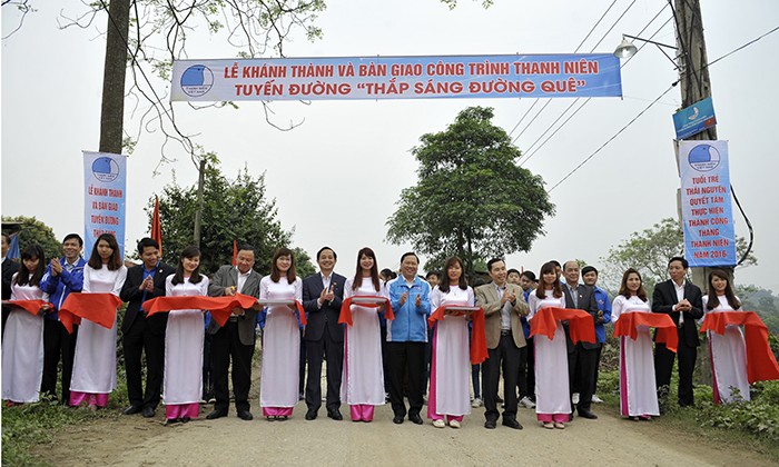 Lễ cắt băng khánh thành, bàn giao công trình Thắp sáng đường quê tại huyện Đồng Hỷ, Thái Nguyên vào sáng 28/3/2016