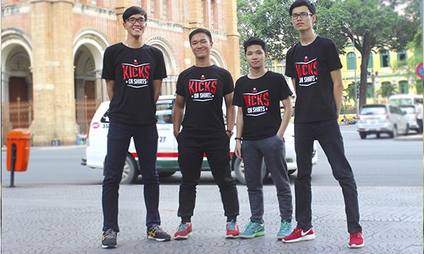 Hoàng Quang Minh (thứ 2 từ trái sang) và các thành viên trong nhóm khởi nghiệp (Ảnh: NVCC)
