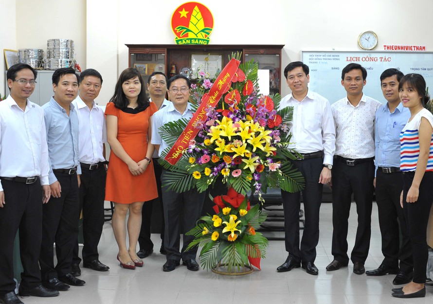 Tổng Biên tập báo Tiền Phong , nhà báo Lê Xuân Sơn tặng hoa chúc mừng cán bộ, chuyên viên Hội đồng Đội T.Ư.