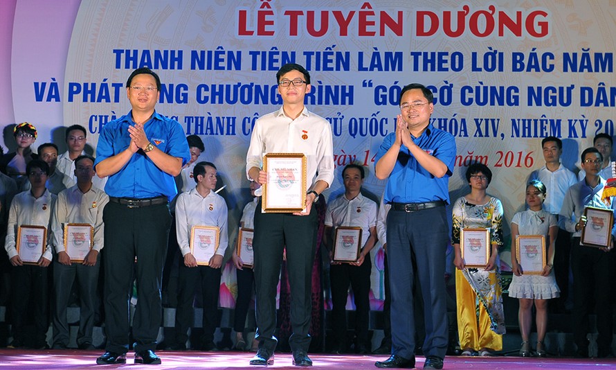 Anh Nguyễn Anh Tuấn, Bí thư T.Ư Đoàn (áo xanh bên phải) trao Chứng nhận và kỷ niệm chương cho gương thanh niên tiên tiến làm theo lời Bác năm 2016 của Cụm hoạt động 4 - Đoàn khối các cơ quan T.Ư.