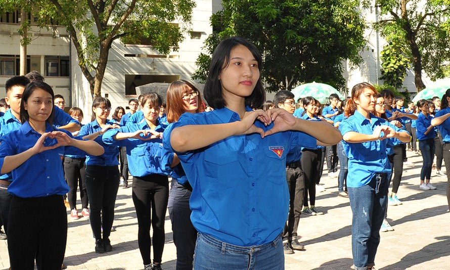 Tiết mục đồng diễn "Những trái tim Việt Nam" của 20 đội tình nguyện