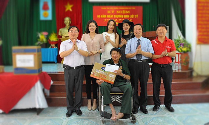 Đoàn công tác báo Tiền Phong do nhà báo Lê Xuân Sơn dẫn đầu tặng quà cho đại diện Trung tâm
