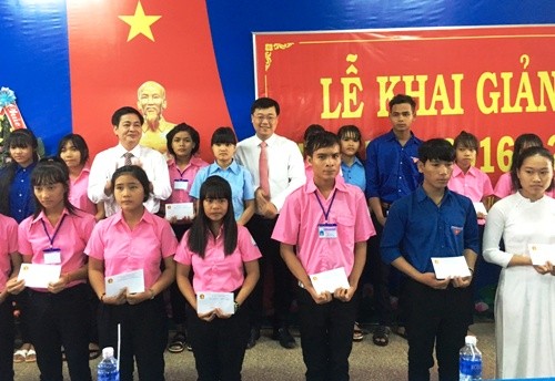 Bí thư thứ nhất T.Ư Đoàn Lê Quốc Phong trao học bổng cho học sinh nghèo học giỏi tại trường THPT Trần Cao Vân
