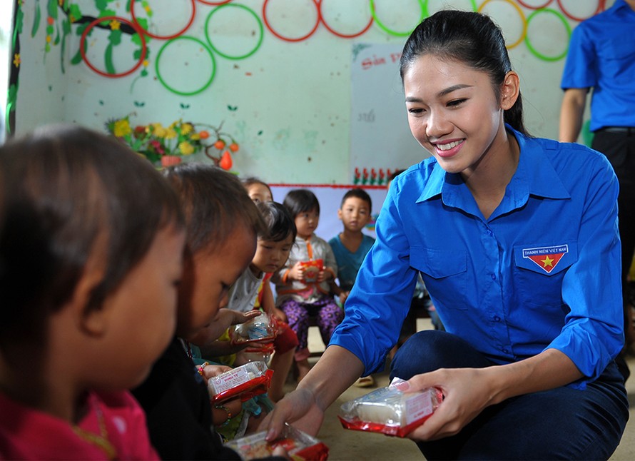 Á hậu Việt Nam 2016 Ngô Thanh Thanh Tú trực tiếp trao các phần quà cho em nhỏ