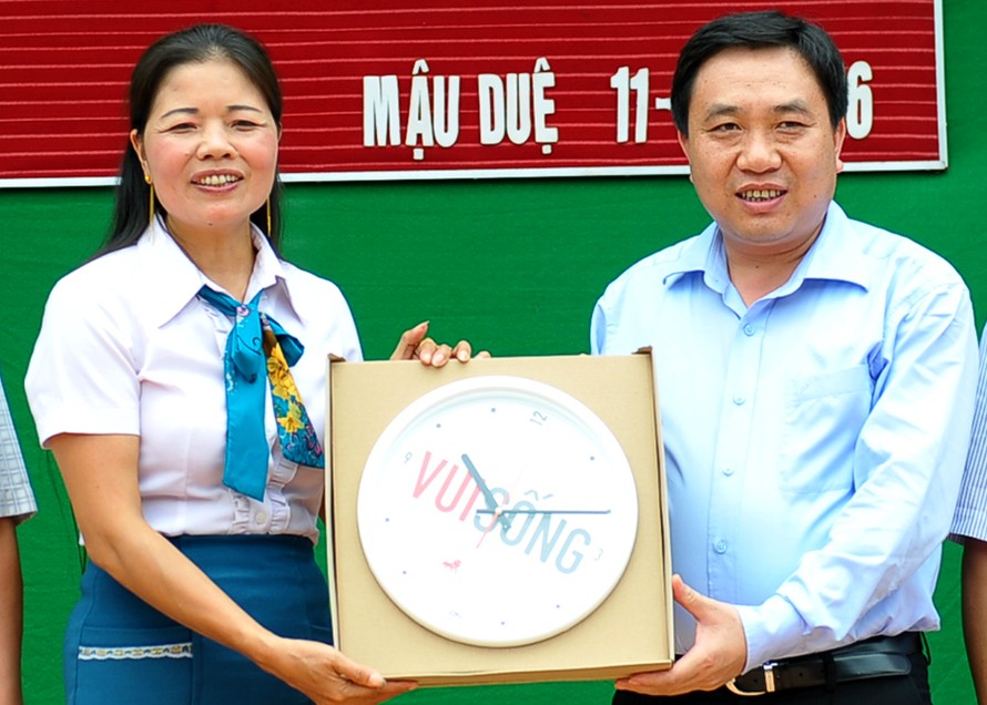 Bí thư thường trực T.Ư Đoàn Nguyễn Mạnh Dũng (bên phải) tặng quà cho Trường PTDT Bán trú Mậu Duệ B.