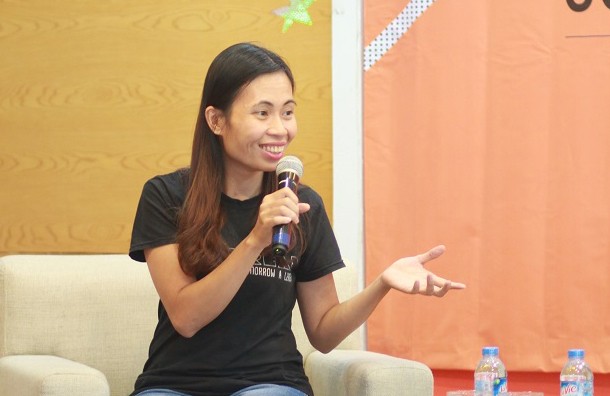 Nhà văn Trang Hạ chia sẻ với các bạn sinh viên về chủ đề "Cơ hội trưởng thành"