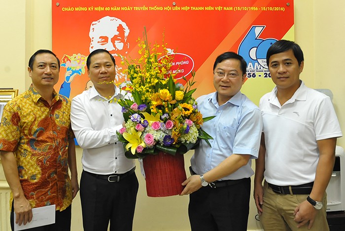 Tổng biên tập Báo Tiền Phong Lê Xuân Sơn tặng hoa chúc mừng 60 năm ngày truyền thống Hội LHTN Việt Nam