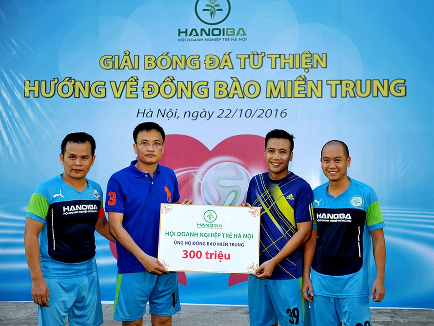 Anh Trần Anh Vương – Chủ tịch Hội Doanh nghiệp trẻ Hà Nội và đại diện đội bóng HanoiBA trao số tiền hơn 300 triệu đồng hướng về miền Trung