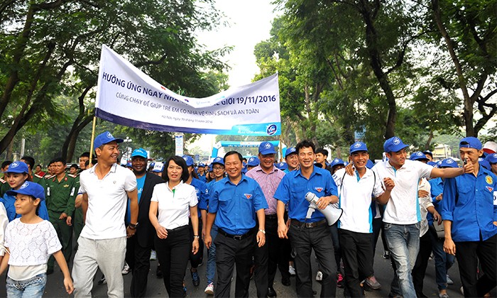 Anh Nguyễn Phi Long - Bí thư T.Ư Đoàn, Chủ tịch T.Ư Hội LHTN Việt Nam và các đại biểu đi bộ tuần hành trong chương trình.
