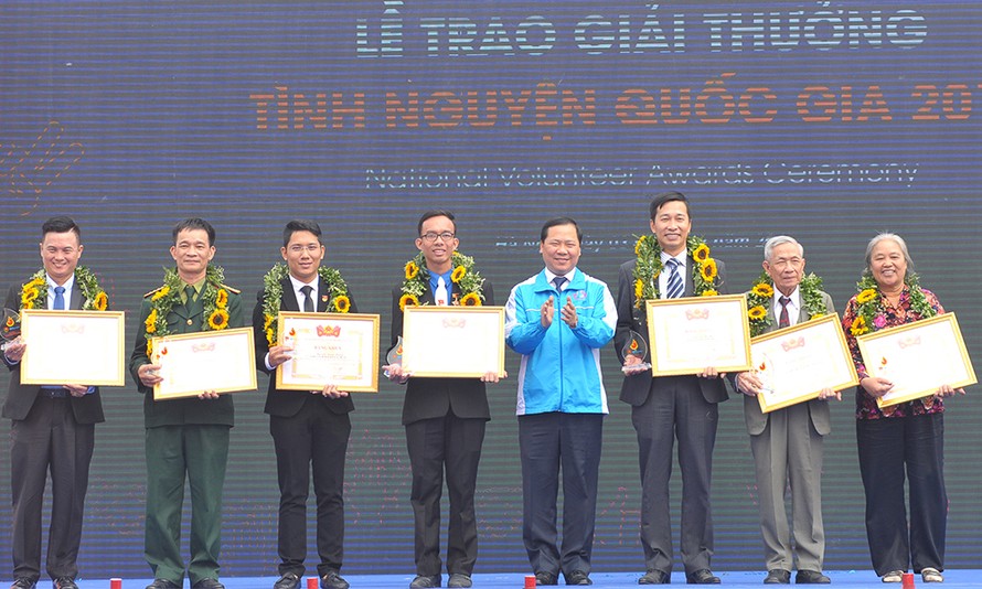 Bí thư T.Ư Đoàn, Chủ tịch T.Ư Hội LHTN Việt Nam Nguyễn Phi Long trao Giải thưởng Tình nguyện Quốc gia năm 2016 cho các cá nhân xuất sắc