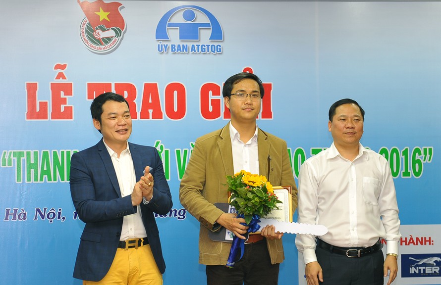 Tác giả Nguyễn Quyết Thắng (giữa ảnh) nhận giải nhất cuộc thi