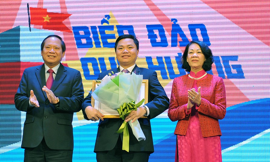 Bí thư T.Ư Đảng, Trưởng ban Dân vận T.Ư Trương Thị Mai (phải) và Bộ trưởng Bộ TT&TT Trương Minh Tuấn trao giải nhất cho anh Nguyễn Đình Phú