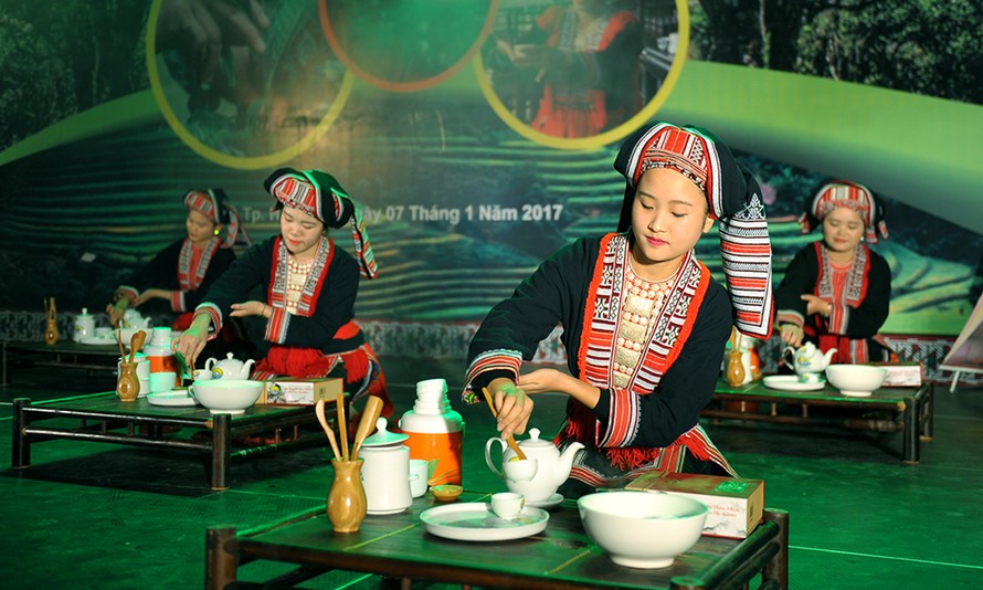 Thiếu nữ Dao khoe sắc đêm hội thưởng trà hữu cơ - Organic