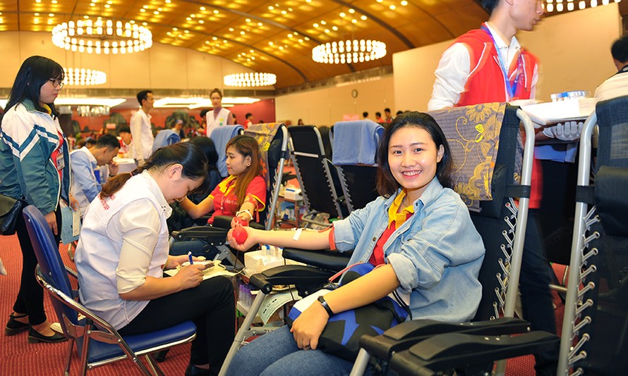 Đông đảo bạn trẻ hiến máu trong Lễ hội Xuân hồng 2017