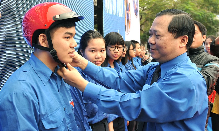 Anh Nguyễn Phi Long - Bí thư T.Ư Đoàn, Chủ tịch T.Ư Hội LHTN Việt Nam tặng mũ bảo hiểm cho ĐVTN tại lễ phát động