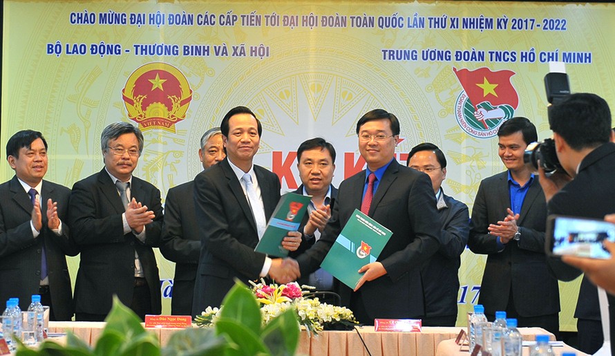 Bí thư thứ nhất T.Ư Đoàn Lê Quốc Phong và Bộ trưởng Bộ Lao động Thương Binh & Xã hội Đào Ngọc Dung ký kết chương trình phối hợp giữa hai đơn vị giai đoạn 2017-2020.