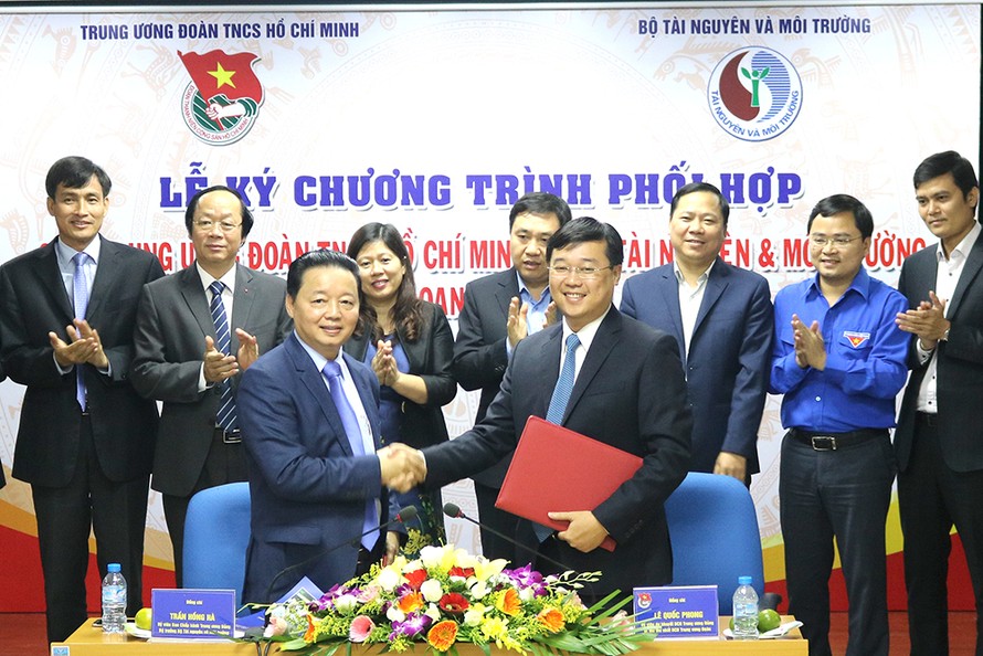 Bí thư thứ nhất T.Ư Đoàn Lê Quốc Phong và Bộ trưởng Bộ TN&MT Trần Hồng Hà ký kết chương trình phối hợp trong lĩnh vực tài nguyên môi trường giai đoạn 2017-2022.