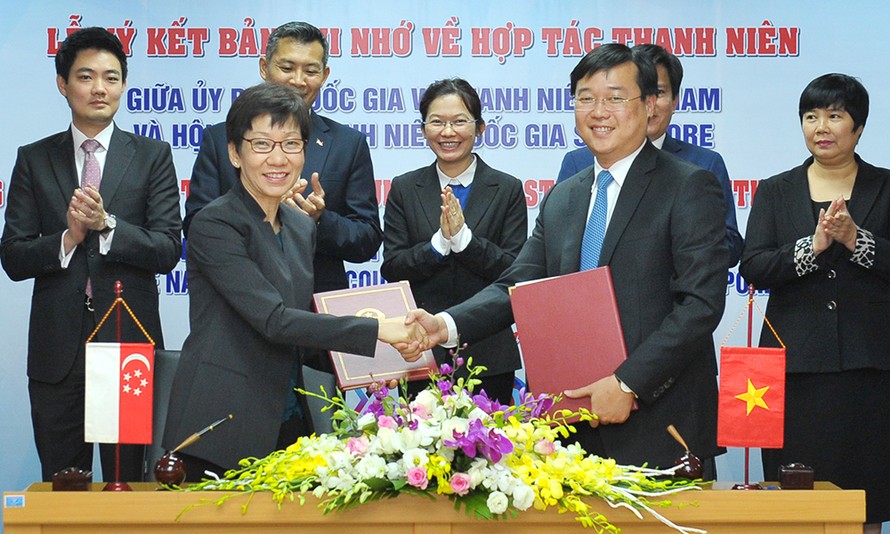 Đại diện cho hai bên, anh Lê Quốc Phong và bà Grace Fu ký bản ghi nhớ hợp tác. Ảnh: Xuân Tùng
