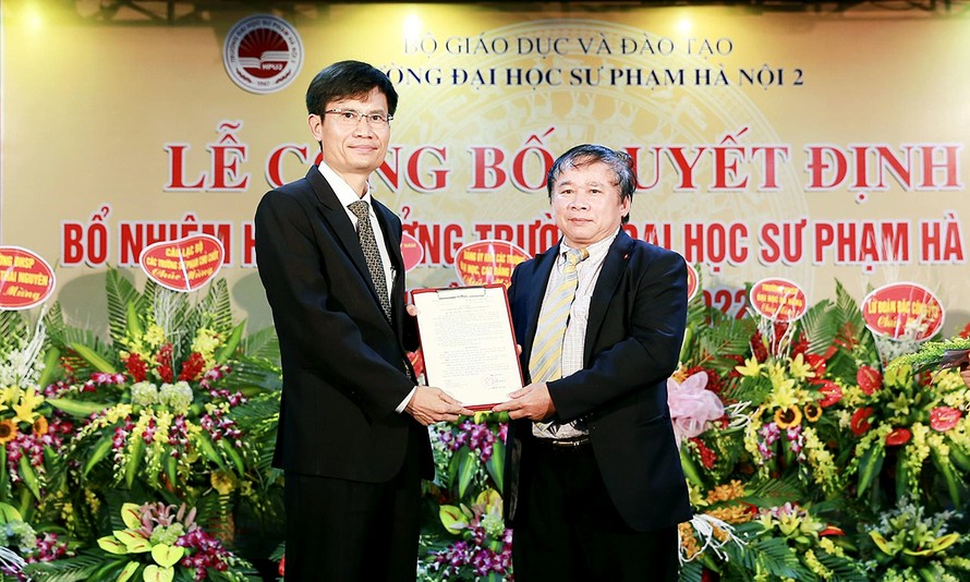 Thứ trưởng Bộ GD&ĐT Bùi Văn Ga trao quyết định bổ nhiệm cho PGS.TS Nguyễn Quang Huy (trái ảnh)