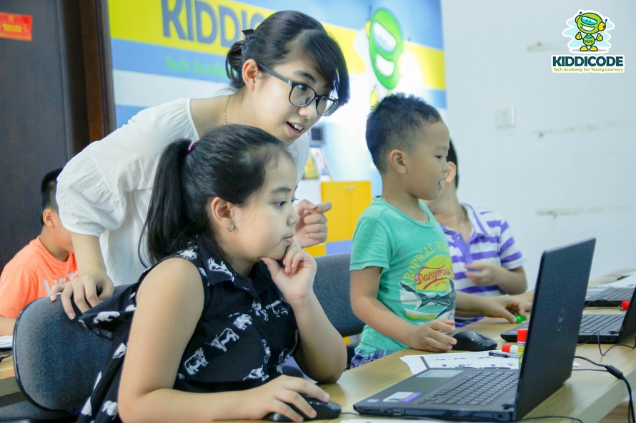 Ngay khi còn là sinh viên, Phương Nga đã thường xuyên tham gia các hoạt động liên quan đến dạy và học IT cho trẻ em như là một trong các thành viên BGK cuộc thi lập trình Toàn quốc dành cho trẻ em. Sau khi hoàn thành chương trình học, Phương Nga cùng nhóm