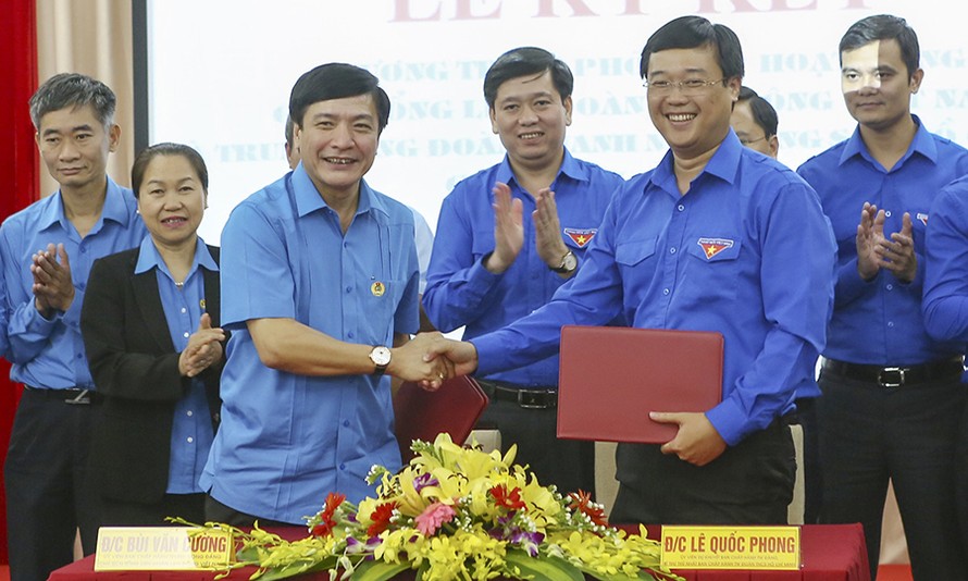 Bí thư thứ nhất T.Ư Đoàn và Chủ tịch Tổng Liên đoàn Lao động Việt nam Bùi Văn Cường đã ký kết chương trình phối hợp giai đoạn 2017-2022 giữa hai đơn vị