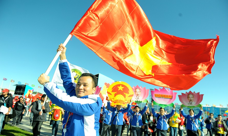 Quốc kỳ Việt Nam tung bay ở Festival thanh niên, sinh viên thế giới 19