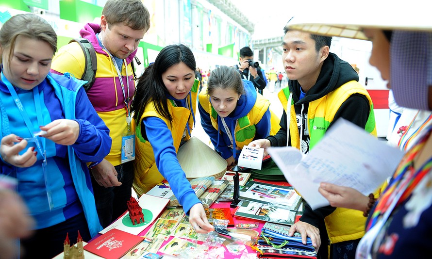 Độc đáo gian hàng văn hóa Việt tại Festival thanh niên, sinh viên thế giới