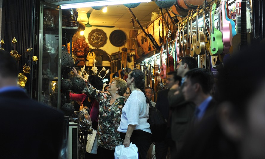 Tổng thống Chile Michelle Bachelet Jeria thăm cửa hàng lưu niệm nhạc cụ cổ truyền trên phố Hàng Gai, Hà Nội. Ảnh: Xuân Tùng