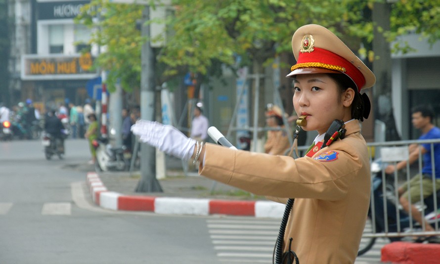 'Bóng hồng' CSGT điều tiết giao thông cho đoàn xe Tổng thống Mỹ ở Hà Nội 