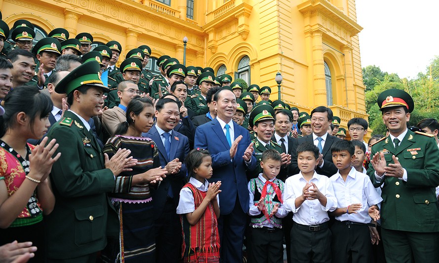 Chủ tịch nước Trần Đại Quang gặp gỡ 60 gương tiêu biểu "thầy giáo quân hàm xanh" và các em học sinh đang được các cán bộ, chiến sĩ hỗ trợ nhân dịp về thăm Thủ đô. Ảnh: Xuân Tùng