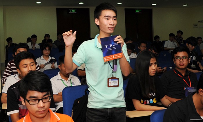 Đông đảo sinh viên tìm hiểu thông tin về cuộc thi