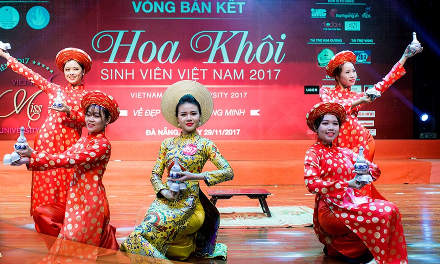 Thí sinh Hoa khôi sinh viên trổ tài múa chén, vẽ tranh trên thuỷ tinh