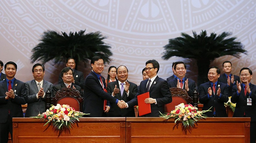 Thủ tướng Nguyễn Xuân Phúc và lãnh đạo các bộ, ban, ngành chứng kiến lễ ký kết. Ảnh: Như Ý