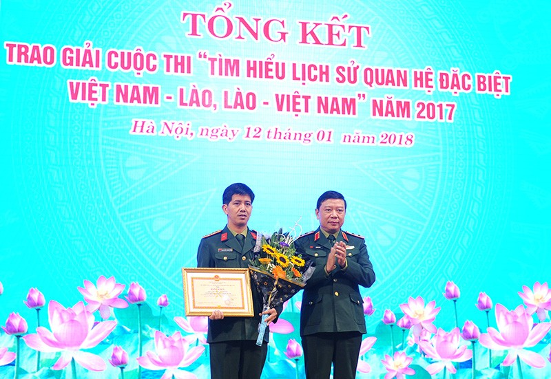 Trung tướng Lê Hiền Vân - Phó Chủ nhiệm Tổng cục Chính trị QĐND Việt Nam trao giải nhất cuộc thi