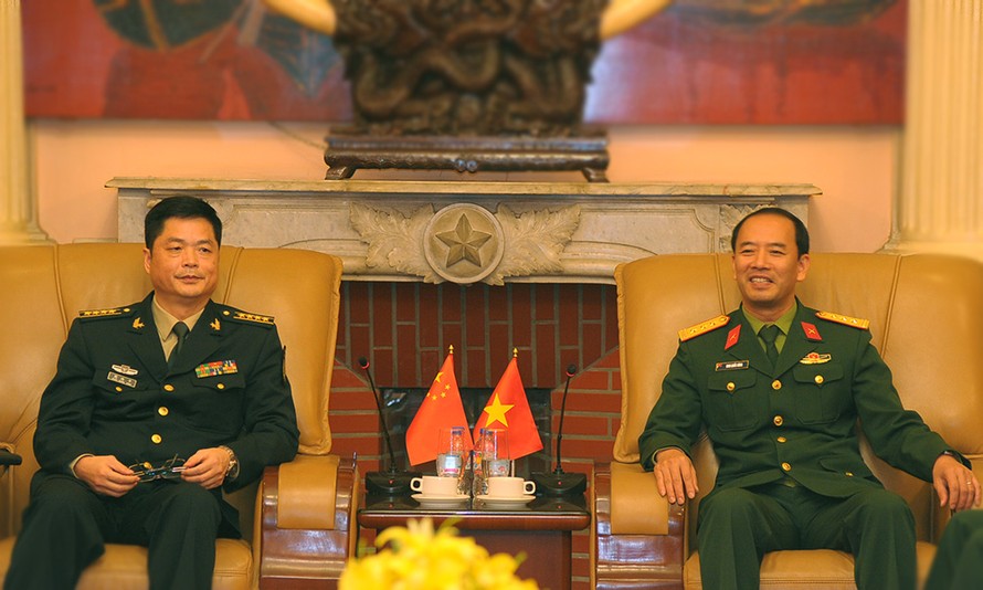 Thượng tá Đinh Quốc Hùng - Trưởng ban thanh niên quân đội trao đổi với Đại tá Châu Hồng Bình - Phó Chủ nhiệm Văn phòng Bộ Tham mưu liên hợp chiến khu miền nam 