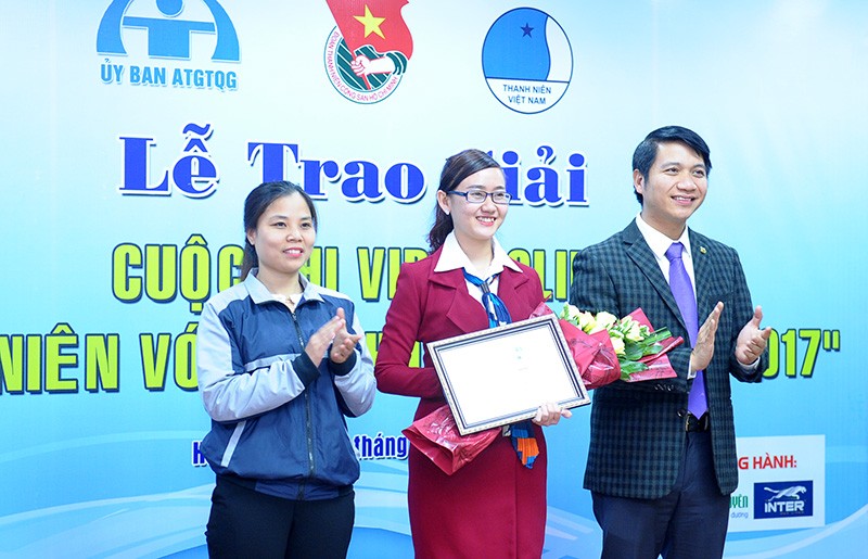 Anh Nguyễn Ngọc Lương, Bí thư Trung ương Đoàn và đại diện Cty CP Interbusline trao Giải nhất