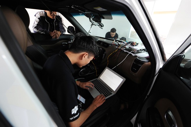 Kỹ sư Nguyễn Đức Linh đang khởi động hệ thống tự lái cho xe chuẩn bị chạy. Ảnh: NVCC